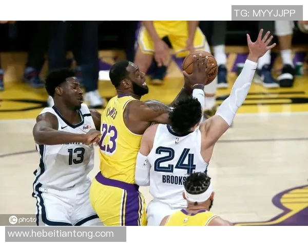 2021年NBA季后赛灰熊与湖人激战回顾与精彩瞬间分析